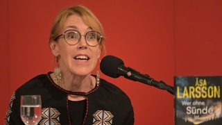 Åsa Larsson liest aus ihrem Buch vor