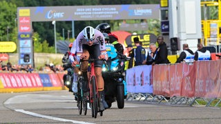 Der Bremer Straßenrenen-Radsportler Niklas Behrens tritt bei einem Rennen in die Pedale.