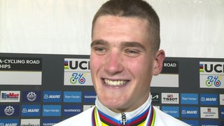 Der Bremer Nachwuchsradsportler Niklas Behrens strahlt beim Interview nach dem Gewinn des WM-Titels der U23-Fahrer.