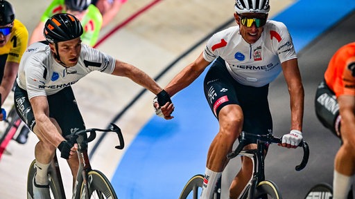 Die beiden Radprofis Yoeri Havik und Nils Politt geben sich auf der Bahn bei den Bremer Sixdays gegenseitig Schwung.