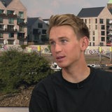 Radprofi Lennard Kämna sitzt im Sportblitz-Studio beim Interview.