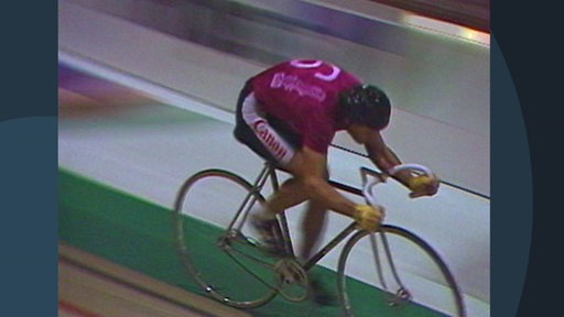 Ein Fahrradfahrer fährt bei den Sixdays. 