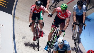 Radsportler bei den Bremer Sixdays kämpfen auf der Holzbahn um ihre Positionen.