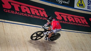 Robert Förstemann fährt auf seinem Fahrrad durch die sehr steile Bahn in Bremen bei den Sixdays.