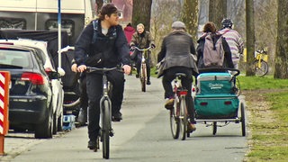 Zu sehen ist der Fahrradweg am Osterdeich sowie die dort parkenden Autos.