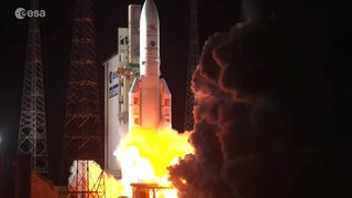 Eine Rakete der ArianeGroup in Bremen beim Start. Es sind Feuer und Rauchwolken zu sehen.