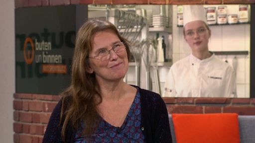 Regine Geraedts von der Arbeitnehmerkammer im Studio von buten un binnen