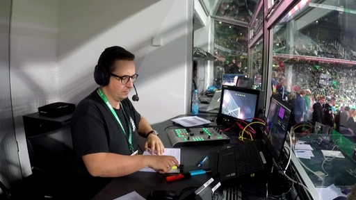 Der Sportmoderator Felix Gerhardt während eines Werderspiels in der Reporterkabine im Bremer Weserstadion.