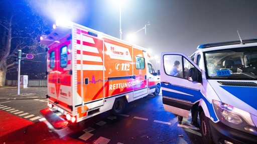 Ein Rettungswagen passiert auf der „Alten Brücke“ ein Polizeiauto. Die Polizei hat ihre Präsenz in der Silvesternacht deutlich erhöht, es wurden außerdem Sicherheits- und Böllerverbotszonen eingerichtet.