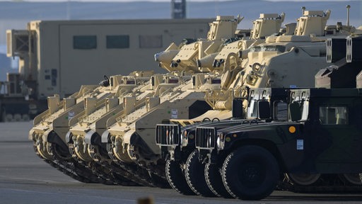 Mehrere Panzer und weitere Militärfahrzeuge stehen nebeneinander.