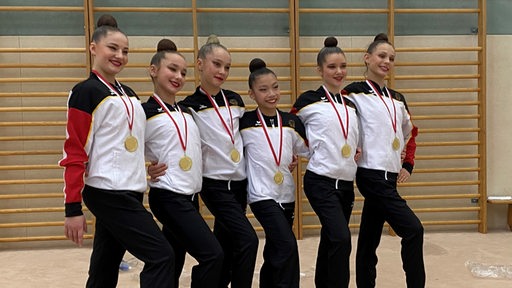 Die jungen Turnerinnen Stella, Victorija, Anna-Lena, Anabel, Lina und Nayla von Bremen 1860 posieren im Deutschland-Trainingsanzug.