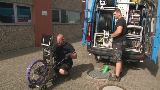 Die Rohrreiniger von Kanaltechnik Schmidt beim arbeiten. 