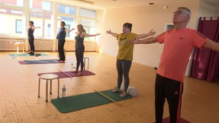 Ein Rückenschul-Kurs mit den Teilnehmenden in der Neustadt.