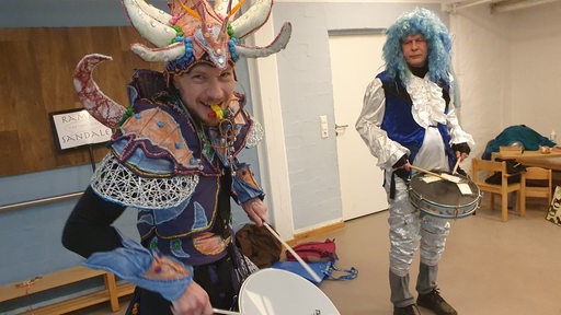 Die Gruppe "Ramba-Sandale" bereitet sich auf den Bremer Samba Karneval vor.