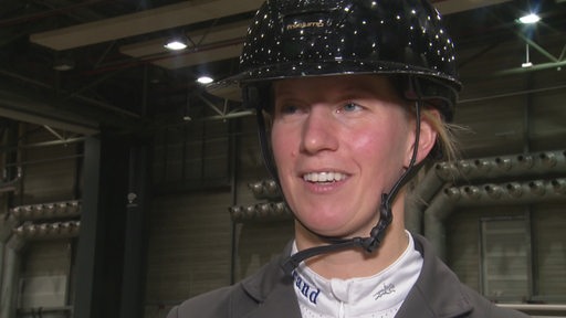 Sandra Auffahrt mit Helm.