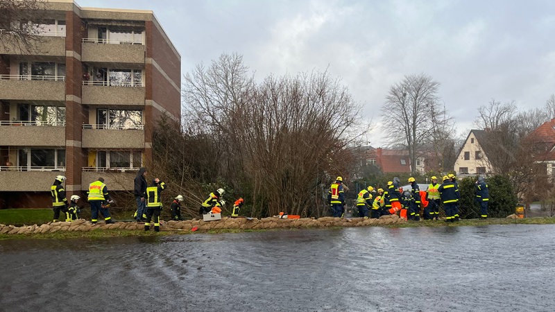 Die Feuerwehr sichert einen Deich in Lilienthal.