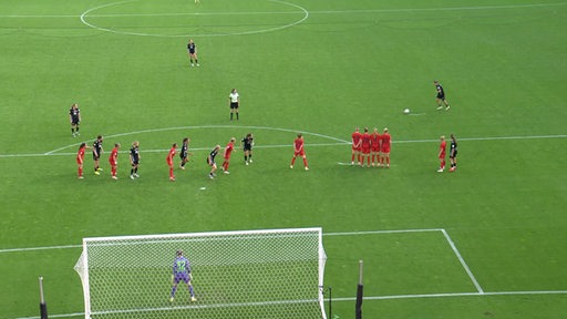 Die Spielerinnen des FC Bayern bilden gegen Werder Bremen eine Abwehrmauer auf dem Spielfeld