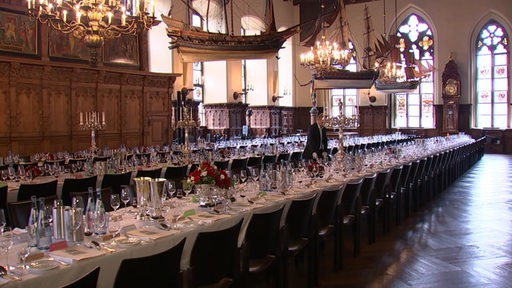 Ein pompös gedeckter langer Tisch zur Schaffermahlzeit im Bremer Rathaus.