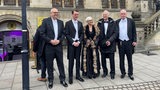 Bürgermeister Bovenschulte steht mit Hendrik Wüst und weiteren Gästen der Schaffermahlzeit vor dem Rathaus in Bremen