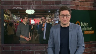 Moderator Felix Krömer im Studio von buten un binnen, zugeschaltet ist der Reporter Immo Maus.