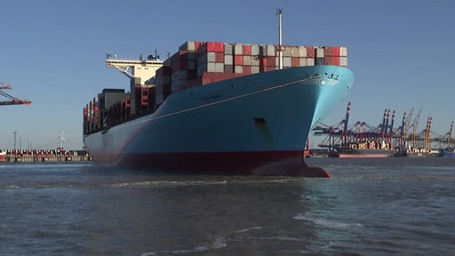 Ein Containerschiff fährt durch einen Bremverhafen.