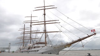 Es ist die Sea Cloud Spirit, welche in Bremerhaven angelegt hat, zu sehen.