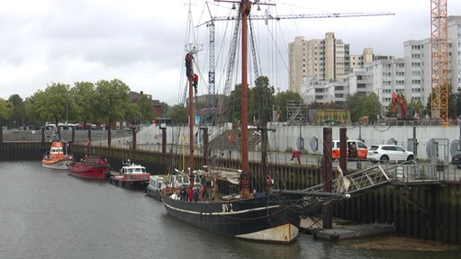 Es ist die BV 2 "Vegesack" in einem Hafen zu sehen.