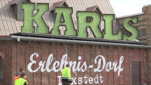 Bauarbeiter vor einem Gebäude in "Karls-Erlebnis-Dorf"