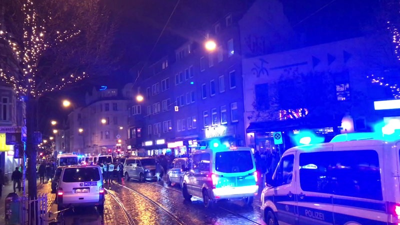 Polizeifahrzeuge im Bremer Viertel.