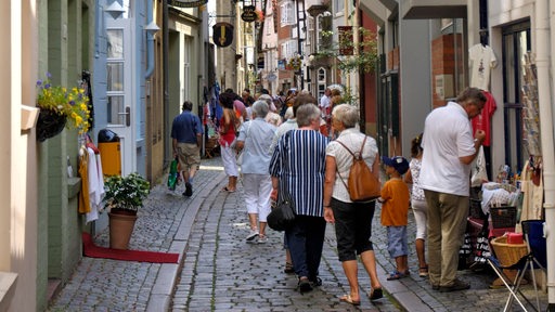 Menschen schlendern durchs Schnoor-Viertel.