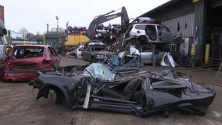 Ein Schrottplatz auf dem alte Autos ausgeschlachtet und die Ersatzteile anschließend verkauft werden.