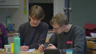 Zwei Schüler arbeiten gemeinsam an einer Aufgabe 