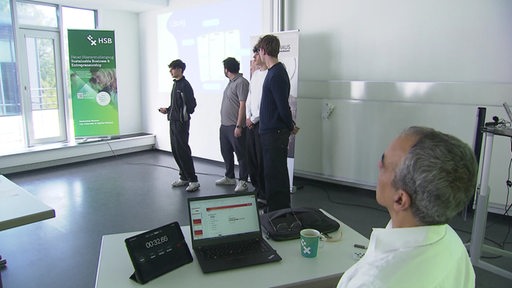Schueler pitchen die ihre Idee vor einer Jury