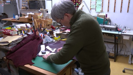 Die Maßschuhmacherin Cäcilie Becker fertigt per Hand Schuhe in ihrem Laden an.