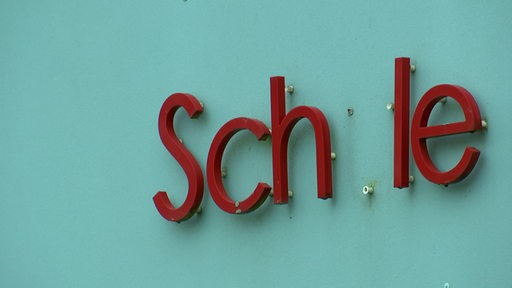 Eine "Schule"- Schrift auf der Fasade, das "U" ist weg 