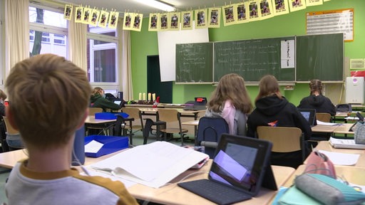 Ein Klassenraum während eines Schulunterrichts.