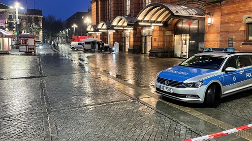 Der Platz vor dem Bremer Hauptbahnhof ist abgesperrt. Polizisten untersuchen einen Tatort, an dem in der Nacht nach einem Messerangriff ein Polizist auf einen Mann geschossen hatte.