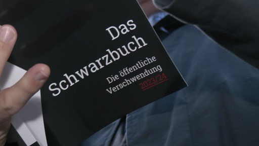 Eine Nahaufnahme der aktuellen Ausgabe des Schwarzbuches