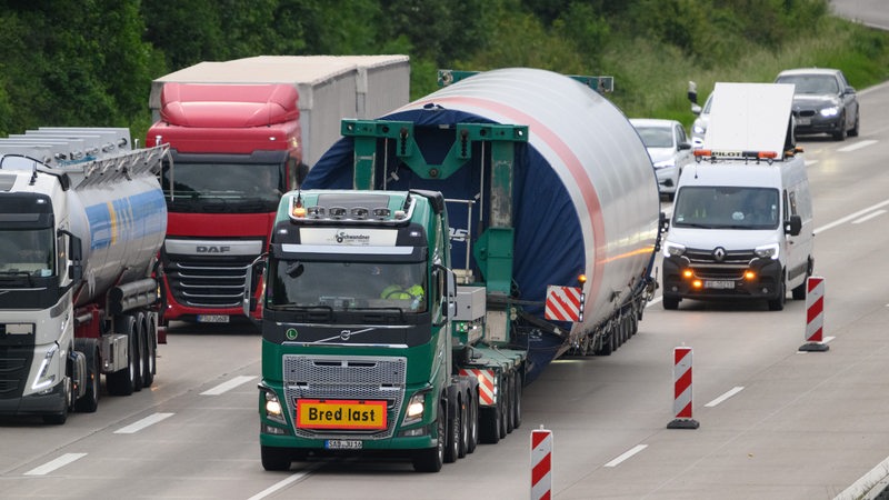 Ein Schwertransport ist auf einer Autobahn unterwegs. 