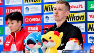 Florian Wellbrock gibt in Japan eine Pressekonferenz.