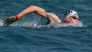 Florian Wellbrock schwimmt bei der WM in Katar im Freiwasser über die Strecke von zehn Kilometern im Freiwasser.