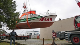 Verladung des Seenotretterbootes "Hans Lüken" in Bremerhaven