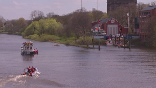 Rettungseinsatz: Eine gekenterte Segeljolle auf der Weser.