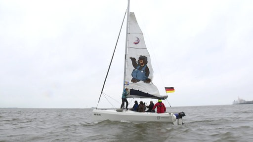 Das Barrierefreie Segelboot Henk de Mol während eines Segeltörns auf der Nordsee. 