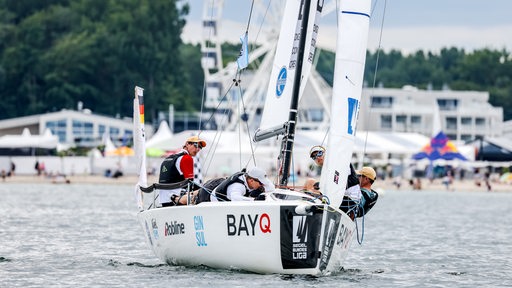 Das Bundesliga-Boot des Hemelinger Wassersport-Vereins hängt beim Spieltag in Travemünde in einer Flaute.