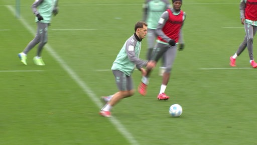 Werder Bremen Fußballprofi Senne Lynen beim Training.