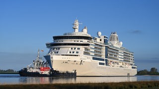 Der Luxusliner «Silver Ray» bewegt sich auf der Ems vor der Jann-Berghaus-Brücke in Leer. 