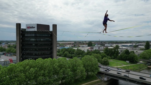 Ein Slackliner läuft über der Weser.