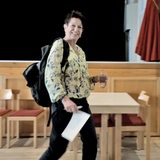 Eine Frau lächelt in die Kamera.
