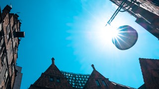 Die Sonne scheint in den Innenhof der Böttcherstraße